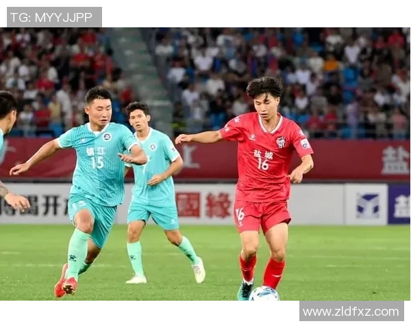 武汉足球明星风采展现球场上的英雄与荣耀瞬间回顾